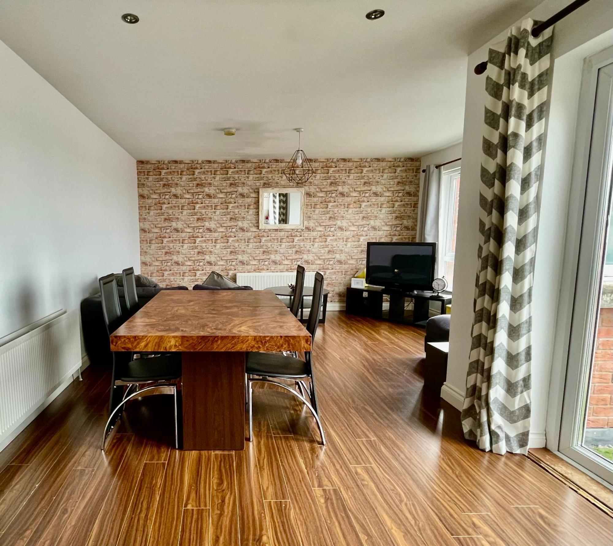 2 Bedroom City-Centre Apartment With Free Parking 벨파스트 외부 사진